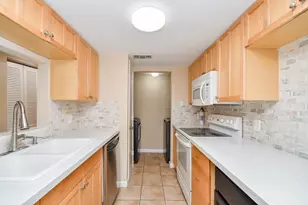 9536 Windswept Ln, Houston, TX 77063 - Photo 4