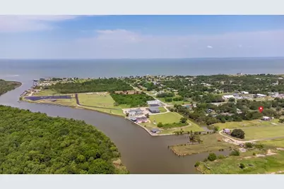 637 Troy Street, Anahuac, TX 77514 - Photo 2