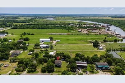 637 Troy Street, Anahuac, TX 77514 - Photo 8