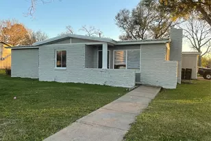 611 Sarah St, Edna, TX 77957 - Photo 1