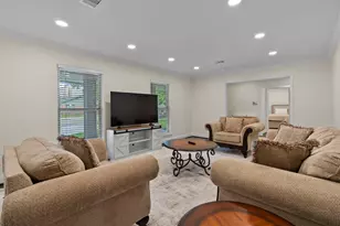 2402 Chimney Rock Rd, Houston, TX 77056 - Photo 8