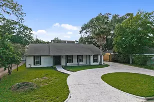 2402 Chimney Rock Rd, Houston, TX 77056 - Photo 2