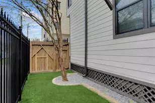 1428 W 23rd St, Houston, TX 77008 - Photo 2