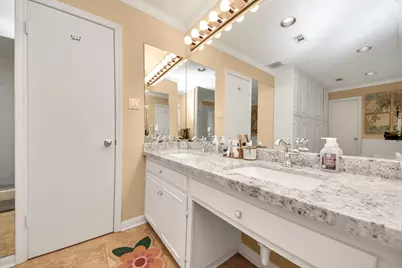 10115 Holly Springs Drive, Houston, TX 77042 - Photo 18