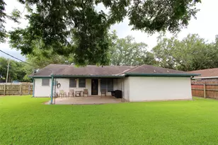 1704 Redwood Cir, Alvin, TX 77511 - Photo 32