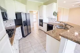 205 W Bronco Bend, Angleton, TX 77515 - Photo 10