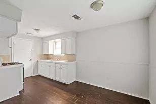 3910 Heatherbrook Dr, Houston, TX 77045 - Photo 4