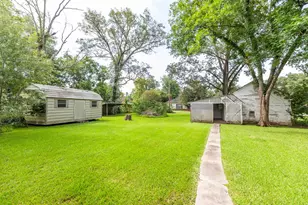 385 W Cora Lee St, Sour Lake, TX 77659 - Photo 32