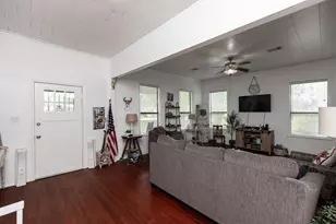 385 W Cora Lee St, Sour Lake, TX 77659 - Photo 4