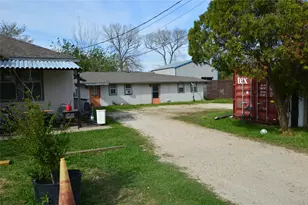 135 W 5th St, Kemah, TX 77565 - Photo 4