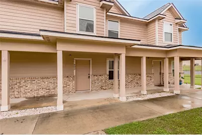 2002 20th Street #402, Huntsville, TX 77340 - Photo 2
