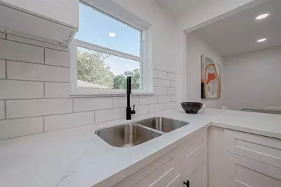 2414 Walnut Bend Lane, Houston, TX 77042 - Photo 14