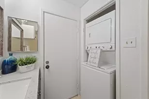 10855 Meadowglen Ln, Houston, TX 77042 - Photo 16