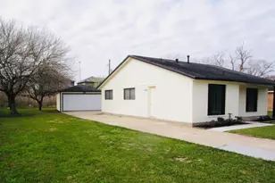 1109 North Ave N, Freeport, TX 77541 - Photo 2