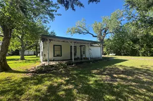 813 E Canal Rd, Highlands, TX 77562 - Photo 2