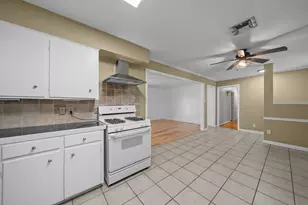 10046 Cedardale Dr, Houston, TX 77055 - Photo 4