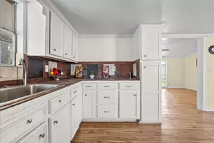7910 Carrie Ln, Pearland, TX 77584 - Photo 12