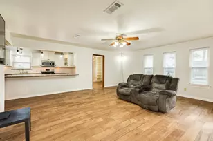 52 S Bachelor Button St, Lake Jackson, TX 77566 - Photo 6