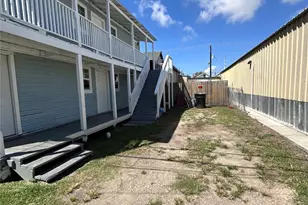 910 37th St, Galveston, TX 77550 - Photo 2