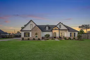 5611 Arrowhead Pt Dr, Baytown, TX 77523 - Photo 2