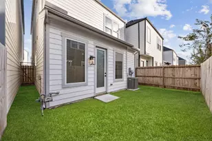 8451 Berry Brush Ln, Houston, TX 77022 - Photo 12