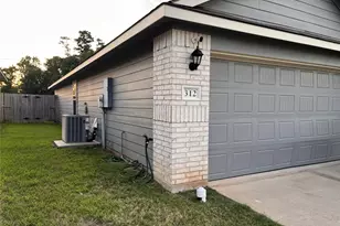 312 Comal Dr, Huntsville, TX 77340 - Photo 2
