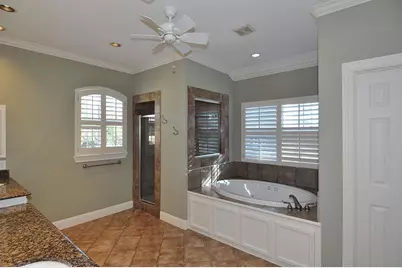 6215 Sutherland Square, Houston, TX 77081 - Photo 12