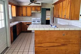 219 Carnation St, Lake Jackson, TX 77566 - Photo 4