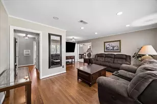 1611 Gardenia Dr, Houston, TX 77018 - Photo 2