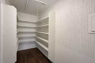 205 E Crestmont Dr, Alvin, TX 77511 - Photo 8