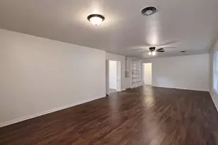 205 E Crestmont Dr, Alvin, TX 77511 - Photo 4