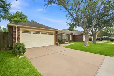 8105 Aspen Street, Texas City, TX 77591 - Photo 2