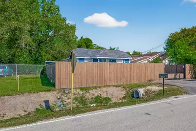 223 E Melville Drive, Crosby, TX 77532 - Photo 2