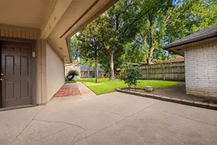 13126 Meadow Leaf Ln, Houston, TX 77039 - Photo 16