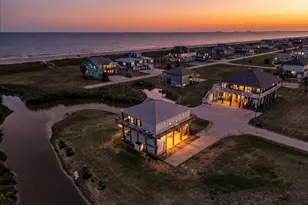 810 Casa Dr, Crystal Beach, TX 77650 - Photo 2