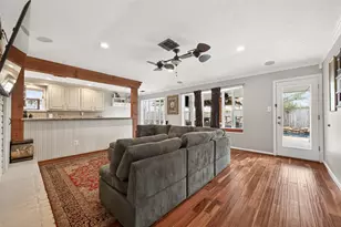 805 Camelot Ln, Friendswood, TX 77546 - Photo 8