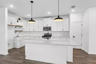 7922 Jade Crst Dr, Angleton, TX 77515 - Photo 6