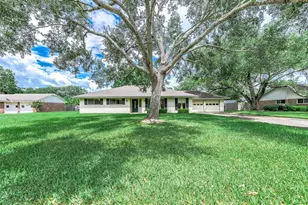 212 E Crestmont Dr, Alvin, TX 77511 - Photo 1