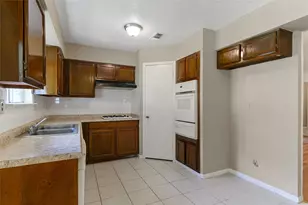 10427 Huntington Pl Dr, Houston, TX 77099 - Photo 6