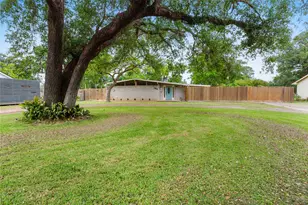 454 Southern Oaks Dr, Lake Jackson, TX 77566 - Photo 2