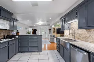 454 Southern Oaks Dr, Lake Jackson, TX 77566 - Photo 8