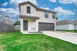 2015 Avenue H, Danbury, TX 77534 - Photo 2