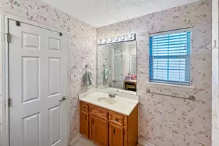 704 S Market St, Flatonia, TX 78941 - Photo 12