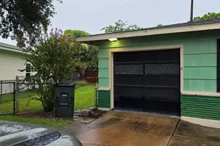 14 Gulf Ln, Galveston, TX 77550 - Photo 2
