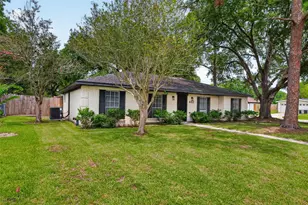 402 Christina Ln, Friendswood, TX 77546 - Photo 2