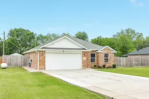 6108 Fox Ridge Dr, Angleton, TX 77515 - Photo 2
