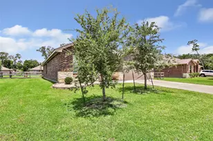 214 Kickapoo Dr, Anahuac, TX 77514 - Photo 2