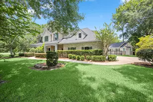 8961 Fallsbrook Ct, Conroe, TX 77302 - Photo 2