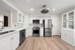 2021 Spenwick Dr, Houston, TX 77055 - Photo 2