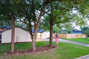 3010 Broadmoor Dr, Sugar Land, TX 77478 - Photo 4
